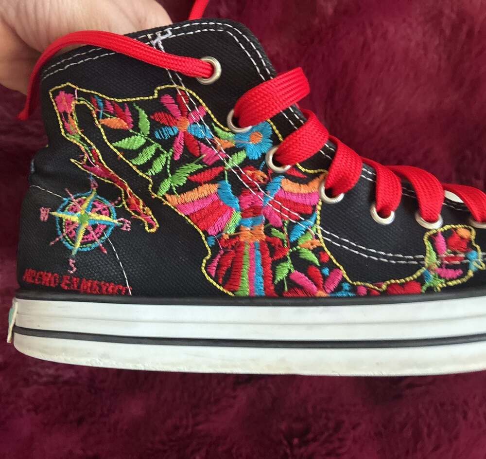 MEX Artesanal Floral Embroidered Canvas High Top Sneakers Sz 8 A575